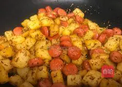 Illustration of how to make cumin sausage and small potatoes 4