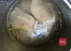 Illustration of how to make chicken with scallion oil 4