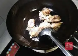 Illustration of how to make spicy stir-fried chicken head 4