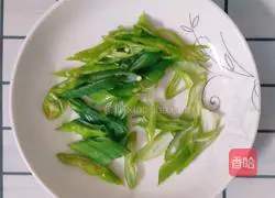 Illustration of how to stir-fry lean meat with vegetables 4