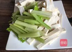 Illustration of how to stir-fry shredded pork with dried celery and fragrant 3