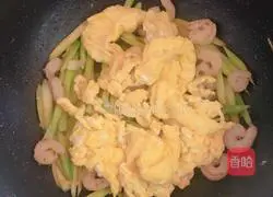 Illustration of how to make asparagus, shrimp and scrambled eggs 16