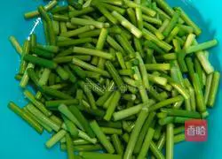 Illustration of how to stir-fry shredded pork with garlic moss 4