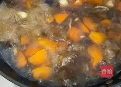 Illustration of how to make carrot stewed beef brisket 3