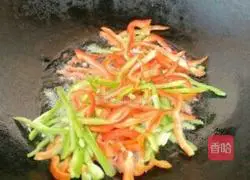 Illustration of how to make shredded potatoes with green and red pepper 5