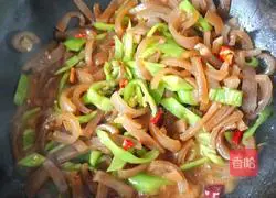 Illustration of how to make peppers with pork skin 5