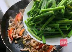 Illustration of how to make fried beans and meat 7