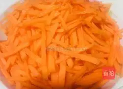 Illustration of how to make fried shredded beef with shredded carrots 2