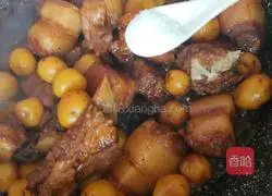 Illustration of how to cook pork with small potatoes 6