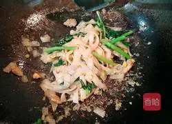 Illustration 7 of how to make stir-fried rice noodles with lean pork and chrysanthemum 