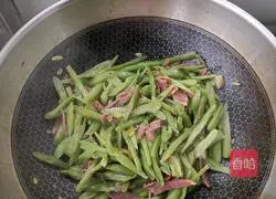 Illustration of how to make fried shredded kidney beans with bacon 7