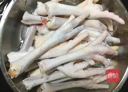 Illustration of how to make spicy and sour chicken feet 1