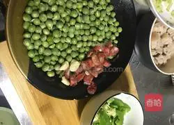 Illustration of how to make fried sausage with peas and green beans 1