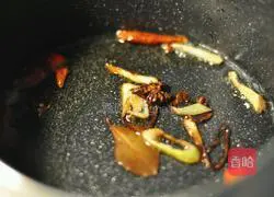 Spicy Crayfish and Shrimp Illustration of how to make the tail 1