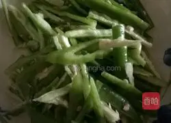 Illustration of how to make fried pig ears and beans with chili pepper 3