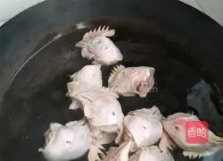 Illustration of how to make spicy stir-fried chicken head 3