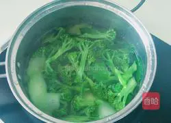 Illustration of how to stir-fry broccoli with shrimp balls 5