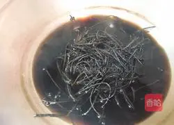 Sichuan - Illustration of how to stir-fry bacon with walnut flowers 3