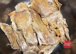 Illustration of how to cook pork with dried bamboo shoots 1