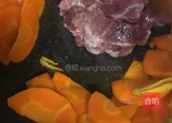 Guangdong - Illustration of how to make fried pork with carrots 8