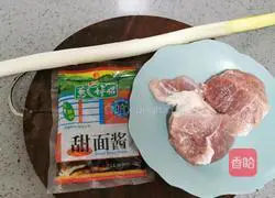 Illustration of how to make shredded pork with Beijing sauce 1