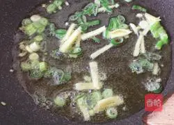 Illustration of how to stir-fry pork ribs and garlic sprouts 6