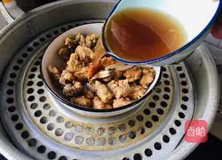 Illustration of how to make a bowl of steamed crispy pork 8