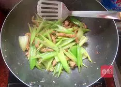 Illustration of how to make fried pork with celery 8