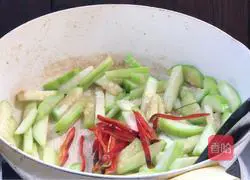 Illustration of how to stir-fry loofah with shrimps 11