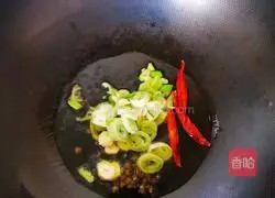 Illustration of how to stir-fry pig head meat with soybean sprouts 3