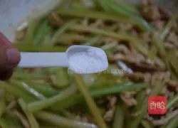 西Illustration of how to make fried shredded pork with celery 8