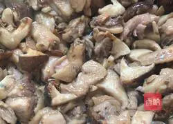 Illustration of how to make mushroom stewed chicken 7