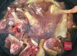 Illustration of how to stew goose in iron pot 3