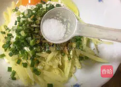  Illustration of how to make egg and potato shredded cake 5