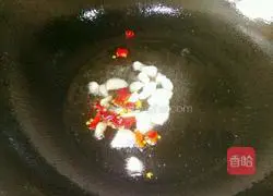 Illustration of how to make spicy stir-fried water spinach 5