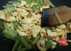 Illustration of how to make scrambled eggs with lettuce 10