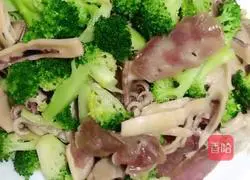 Illustration of how to make fried broccoli with dried squid 3