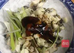 Illustration of how to pour conch with oil 3