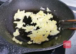 Illustration of how to make fried eggs with garlic moss 6