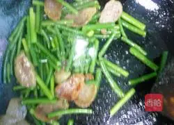 Illustration of how to stir-fry sausages with garlic sprouts 7