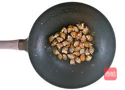 Illustration of how to make salt-baked snails 4