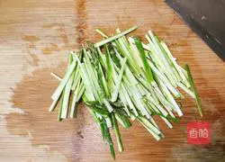 Illustration of how to make asparagus, carrot and fried shredded pork 3