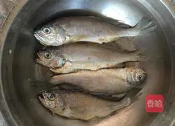 Illustration of how to make pan-fried yellow croaker 3