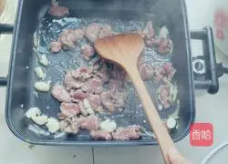 Illustration of how to make fried beef with celery 4