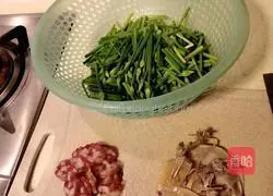 Illustration of how to make Sausage and Squid Stir-fried with Garlic Moss 1
