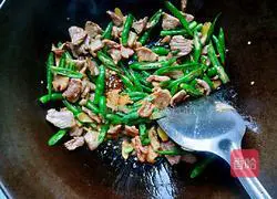 Illustration of how to make fried pork with pepper 8