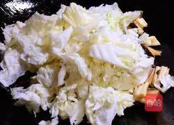 Illustration of how to stir-fry cabbage with fungus, yuba and cabbage 10