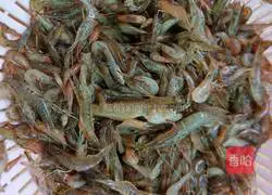 Illustration of how to make stir-fried river shrimp 1