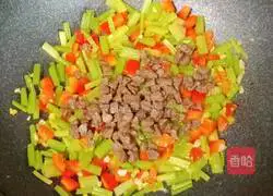 Illustration of how to make stir-fried beef with diced celery 17