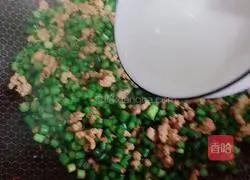 Illustration of how to stir-fry minced meat with garlic moss 6